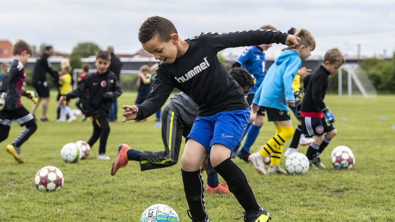 Hvad fremmer unges trivsel og fortsættelse i fodboldklubben?